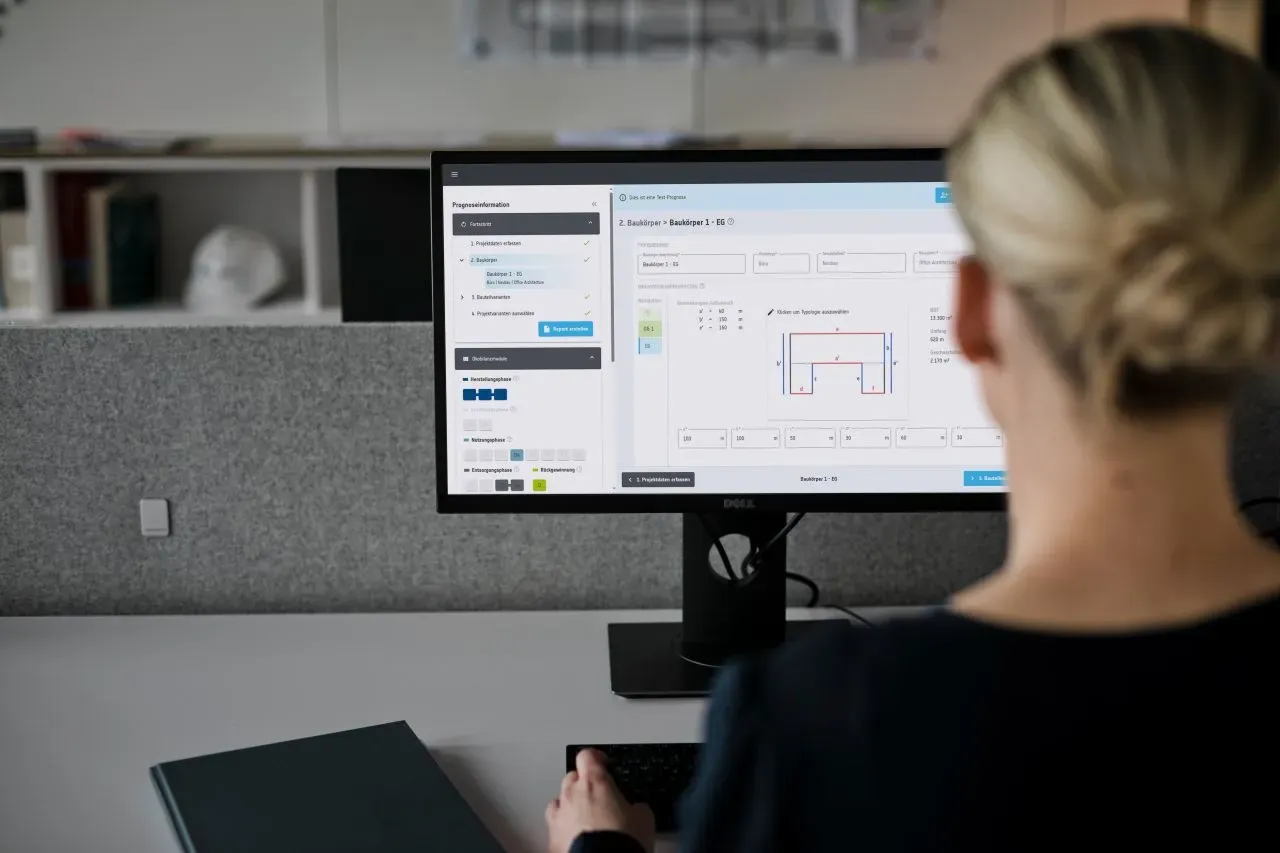 CO₂-Rechner für das Bauwesen: Hochhaus im Bau mit Turmdrehkran vor blauem Himmel