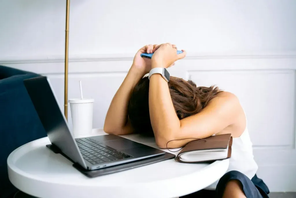 Mitarbeiter ist müde vom schlechten Home-Office
