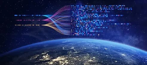 Stilisierte Ansicht der beleuchteten Erde aus dem Weltall, überlagert von leuchtenden Datenströmen und binären Codemustern, die digitale Konnektivität symbolisieren.